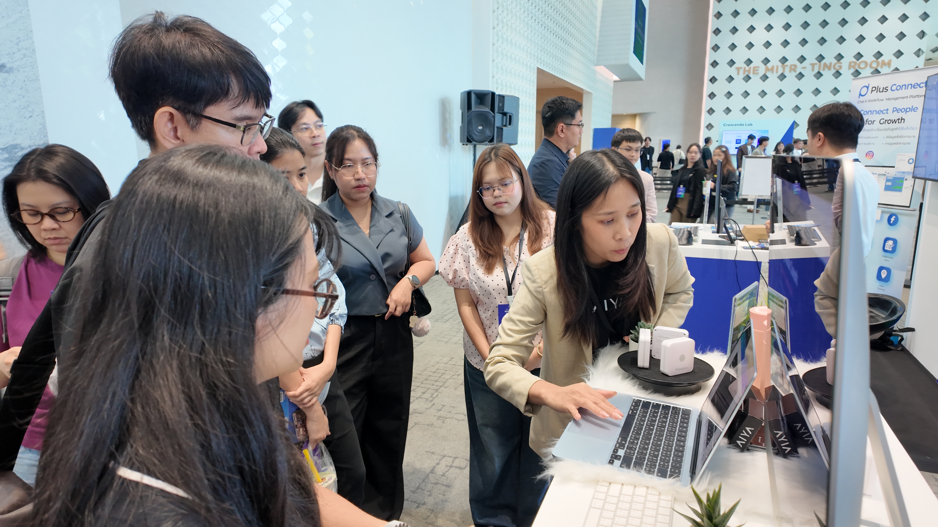 ผู้เข้าชมที่บูธ AIYA LINE BOOTCAMP DAY 2026